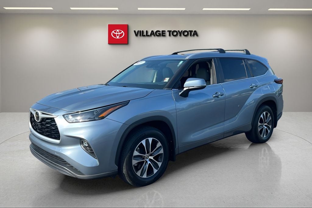 2024 Toyota Highlander XLE in Moon Dust — front three-quarter view