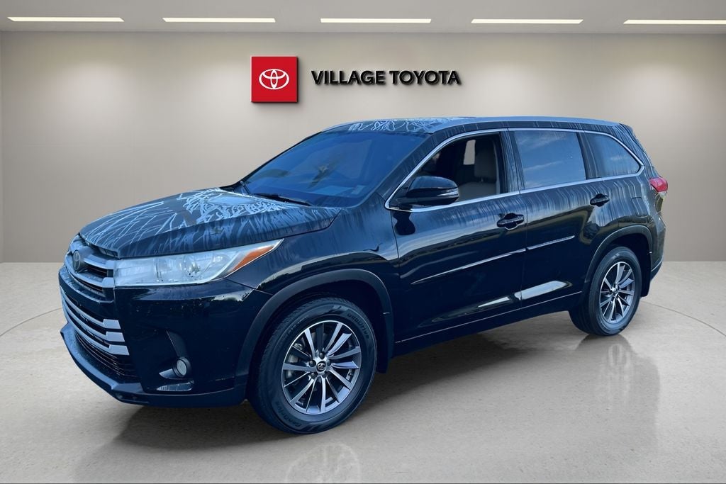2017 Toyota Highlander XLE in Midnight Black Metallic — front three-quarter view